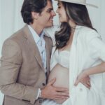 Ximena Navarrete Instagram - Esperándote mi niño 💙 @marioorozcooficial photography