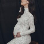 Ximena Navarrete Instagram - 36 weeks pregnant!!! 🫶🏻 Recta final @marioorozcooficial photography @vicoguadarrama makeup @benitosantosoficial dress