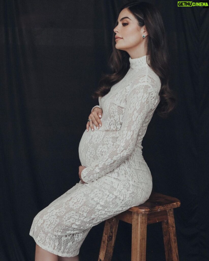Ximena Navarrete Instagram - 36 weeks pregnant!!! 🫶🏻 Recta final @marioorozcooficial photography @vicoguadarrama makeup @benitosantosoficial dress