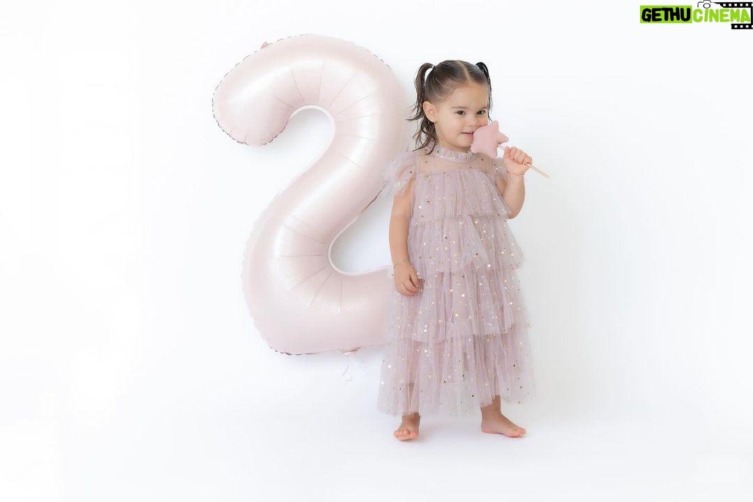 Ximena Navarrete Instagram - Ximena cumple dos a帽os !!!!! Feliz cumple 2 amor de nuestras vidas !!!! XVN gracias por la sesi贸n de fotos de mi princesa @picxel.photography 馃馃徎