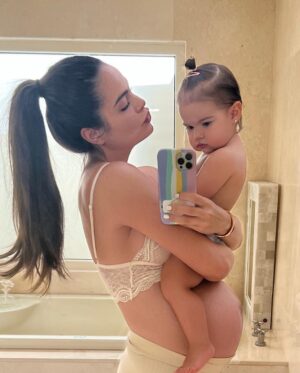 Ximena Navarrete Instagram - ✨35 weeks pregnant // 35 semanas de embarazo ✨