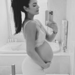 Ximena Navarrete Instagram - ✨35 weeks pregnant // 35 semanas de embarazo ✨