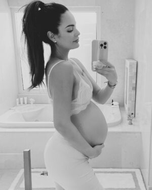 Ximena Navarrete Instagram - ✨35 weeks pregnant // 35 semanas de embarazo ✨