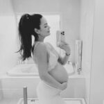 Ximena Navarrete Instagram - ✨35 weeks pregnant // 35 semanas de embarazo ✨