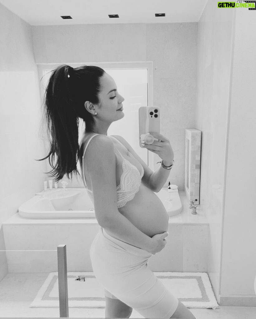 Ximena Navarrete Instagram - ✨35 weeks pregnant // 35 semanas de embarazo ✨