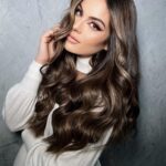Ximena Navarrete Instagram - Gracias amore @pepegutierrezoficial como siempre y hace tantos años ya por cuidar mi pelo y hacerme este diseño de color tan lindo ( regresamos un poquito a mi tono natural de pelo ) y el único que logra convencerme de locuras … me puso unas extensiones maravillosas que me dan un volumen increíble (no se sienten nada, están cómodas ) 🔝 🙌🏻 hace muchísimos años que no me animaba a ponerme extensiones de pelo pero aprovecharé para estar muy volada con mi pelo un ratito antes de que nazca el baby y esté en postparto 😂 … amé verte a ti y tu equipo !!! Gracias por todo 🫶🏻 nos vemos pronto !!!! @pepegutierrezstudio y que tal mi panzón de casi 33 semanas muy cómoda con @lebump.mx