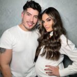 Ximena Navarrete Instagram - Gracias amore @pepegutierrezoficial como siempre y hace tantos años ya por cuidar mi pelo y hacerme este diseño de color tan lindo ( regresamos un poquito a mi tono natural de pelo ) y el único que logra convencerme de locuras … me puso unas extensiones maravillosas que me dan un volumen increíble (no se sienten nada, están cómodas ) 🔝 🙌🏻 hace muchísimos años que no me animaba a ponerme extensiones de pelo pero aprovecharé para estar muy volada con mi pelo un ratito antes de que nazca el baby y esté en postparto 😂 … amé verte a ti y tu equipo !!! Gracias por todo 🫶🏻 nos vemos pronto !!!! @pepegutierrezstudio y que tal mi panzón de casi 33 semanas muy cómoda con @lebump.mx