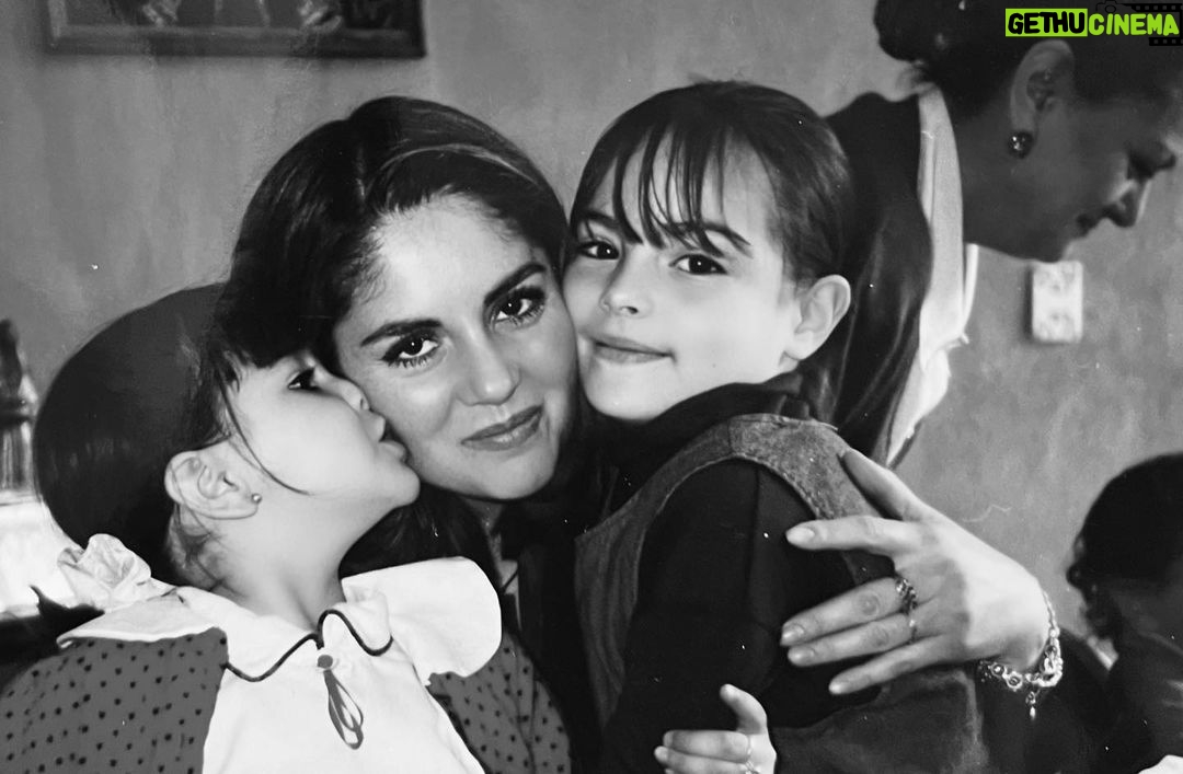 Ximena Navarrete Instagram - Happy Valentine’s Day!!! ❤️🔥 …Que todo el amor que das encuentre siempre la manera de regresar a ti multiplicado 🫶🏻 VDay 💘 los amo !!!!