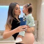 Ximena Navarrete Instagram - 30 weeks pregnant y cargando más peso que nunca 24/7 🤭 el peso que he subido por el embarazo + aproximadamente kilo y medio de bebé en camino + los once kilos de Xime 🤟🏻😂 !!! Gracias cuerpo y espalda por aguantarme tanto jajajaja !!!