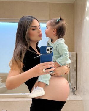 Ximena Navarrete Instagram - 30 weeks pregnant y cargando más peso que nunca 24/7 🤭 el peso que he subido por el embarazo + aproximadamente kilo y medio de bebé en camino + los once kilos de Xime 🤟🏻😂 !!! Gracias cuerpo y espalda por aguantarme tanto jajajaja !!!