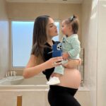 Ximena Navarrete Instagram - 30 weeks pregnant y cargando más peso que nunca 24/7 🤭 el peso que he subido por el embarazo + aproximadamente kilo y medio de bebé en camino + los once kilos de Xime 🤟🏻😂 !!! Gracias cuerpo y espalda por aguantarme tanto jajajaja !!!