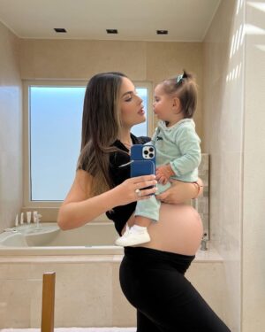 Ximena Navarrete Instagram - 30 weeks pregnant y cargando más peso que nunca 24/7 🤭 el peso que he subido por el embarazo + aproximadamente kilo y medio de bebé en camino + los once kilos de Xime 🤟🏻😂 !!! Gracias cuerpo y espalda por aguantarme tanto jajajaja !!!
