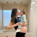 Ximena Navarrete Instagram - 30 weeks pregnant y cargando más peso que nunca 24/7 🤭 el peso que he subido por el embarazo + aproximadamente kilo y medio de bebé en camino + los once kilos de Xime 🤟🏻😂 !!! Gracias cuerpo y espalda por aguantarme tanto jajajaja !!!
