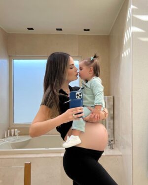 Ximena Navarrete Instagram - 30 weeks pregnant y cargando más peso que nunca 24/7 🤭 el peso que he subido por el embarazo + aproximadamente kilo y medio de bebé en camino + los once kilos de Xime 🤟🏻😂 !!! Gracias cuerpo y espalda por aguantarme tanto jajajaja !!!