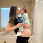 Ximena Navarrete Instagram - 30 weeks pregnant y cargando más peso que nunca 24/7 🤭 el peso que he subido por el embarazo + aproximadamente kilo y medio de bebé en camino + los once kilos de Xime 🤟🏻😂 !!! Gracias cuerpo y espalda por aguantarme tanto jajajaja !!!