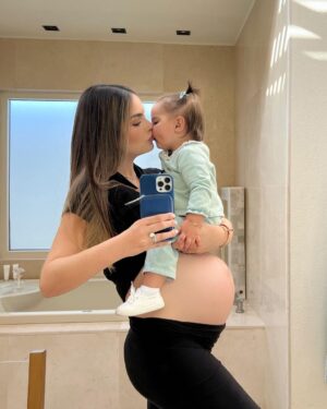 Ximena Navarrete Instagram - 30 weeks pregnant y cargando más peso que nunca 24/7 🤭 el peso que he subido por el embarazo + aproximadamente kilo y medio de bebé en camino + los once kilos de Xime 🤟🏻😂 !!! Gracias cuerpo y espalda por aguantarme tanto jajajaja !!!