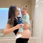 Ximena Navarrete Instagram - 30 weeks pregnant y cargando más peso que nunca 24/7 🤭 el peso que he subido por el embarazo + aproximadamente kilo y medio de bebé en camino + los once kilos de Xime 🤟🏻😂 !!! Gracias cuerpo y espalda por aguantarme tanto jajajaja !!!
