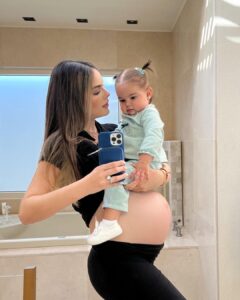 Ximena Navarrete Instagram - 30 weeks pregnant y cargando más peso que nunca 24/7 🤭 el peso que he subido por el embarazo + aproximadamente kilo y medio de bebé en camino + los once kilos de Xime 🤟🏻😂 !!! Gracias cuerpo y espalda por aguantarme tanto jajajaja !!!