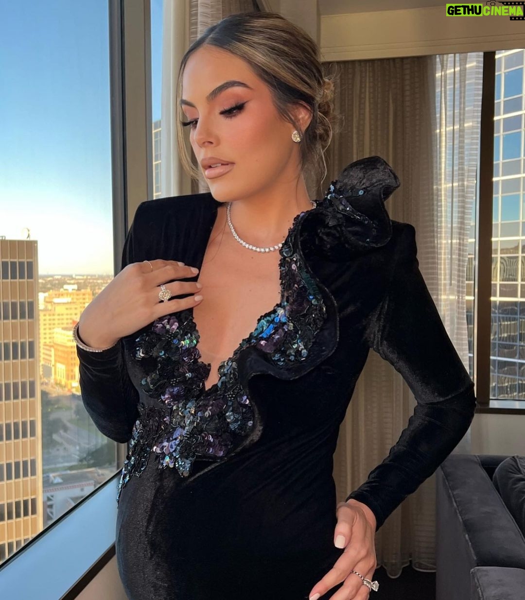 Ximena Navarrete Instagram - Gracias par de talentosos !!! Por este vestidazo @benitosantosoficial diseñado especial para mi y por este look y makeup impecable @cesarmushi 🫰🏻la pasamos muy bien en miss universe ! New Orleans, Louisiana