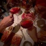 Ximena Navarrete Instagram - Escapando unos días a España 🇪🇸 con nuestros amigos !! Vino, risas, comida deliciosa y mucho amor 🫶🏻 Madrid + Abadía Retuerta + Leon + Santiago de Compostela .