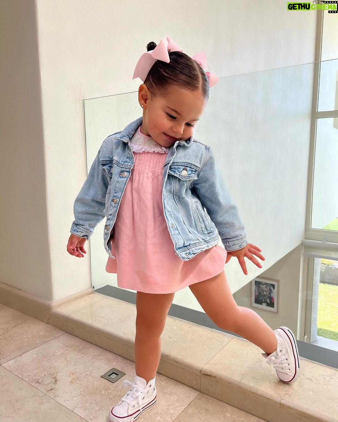 Ximena Navarrete Instagram - Y se fue enero 2024… cerrando este primer mes del año con mi coquette 🎀 🍭🩷 mi niña hermosa 2 añitos y te encanta posar !!! Te amo muñeca