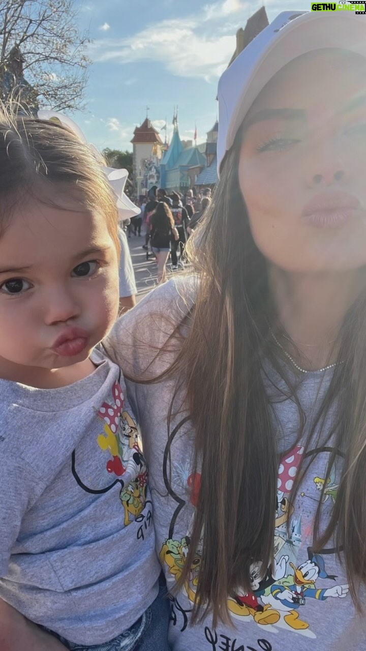 Ximena Navarrete Instagram - Un sueño ir a Disney y ver la carita de mis bebés de sorpresa y emoción …. Lo máximo de viaje donde todos los adultos terminamos agotados al final del día pero ver esa ilusión y magia no tiene precio ❤️🫰🏻 parte 1 Disney World