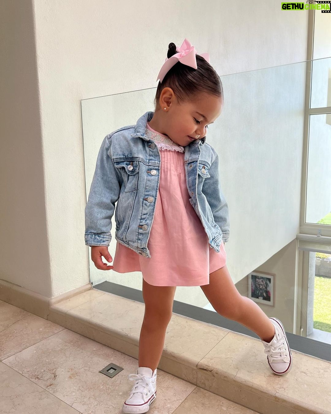 Ximena Navarrete Instagram - Y se fue enero 2024… cerrando este primer mes del año con mi coquette 🎀 🍭🩷 mi niña hermosa 2 añitos y te encanta posar !!! Te amo muñeca