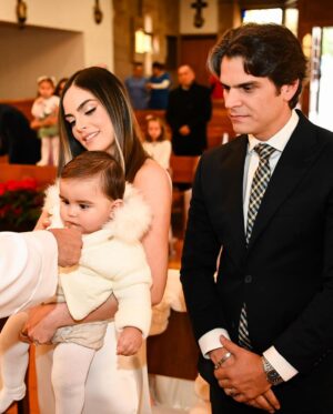 Ximena Navarrete Instagram - Más del bautizo de mi gordo 🤍🕊️ una ceremonia íntima solamente con nuestras familias, abuelos, tíos, primos y padrinos. Dic 2023