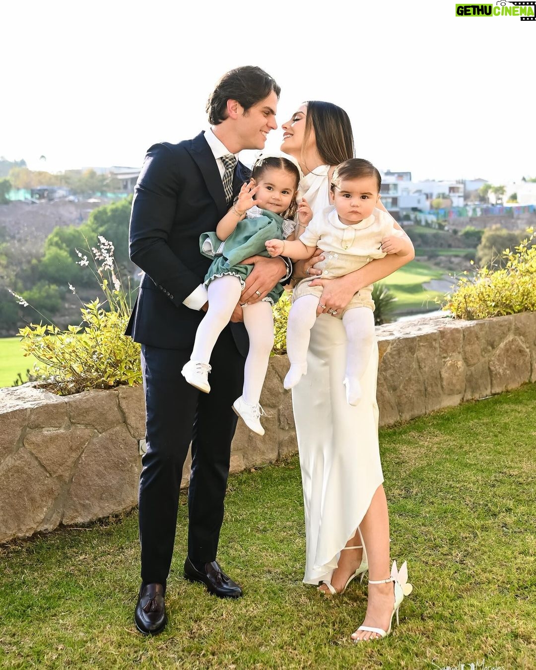 Ximena Navarrete - 151.2K Likes - Más del bautizo de mi gordo 🤍🕊️ una ceremonia íntima solamente con nuestras familias, abuelos, tíos, primos y padrinos. Dic 2023