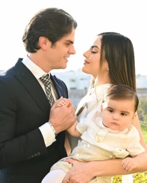 Ximena Navarrete Instagram - Más del bautizo de mi gordo 🤍🕊️ una ceremonia íntima solamente con nuestras familias, abuelos, tíos, primos y padrinos. Dic 2023