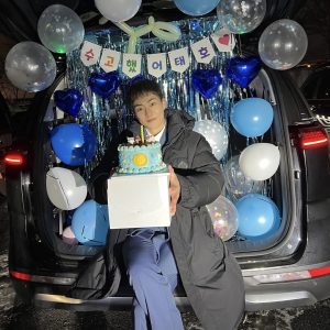 Xiumin Instagram - '사장돌마트' 촬영을 무사히 마쳤습니다.함께해주신 모든분들께 진심으로 감사드립니다.

'사장돌마트' 화이팅>.<!!