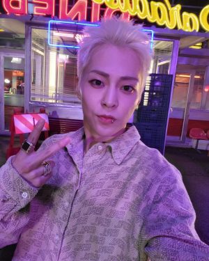 Xiumin Instagram - 드디어 솔로데뷔를 했습니다!
'Brand NEW' 노래 어때요?
Feedback 부탁드려요🎁

#BrandNEW
#XIUMIN
#EXO