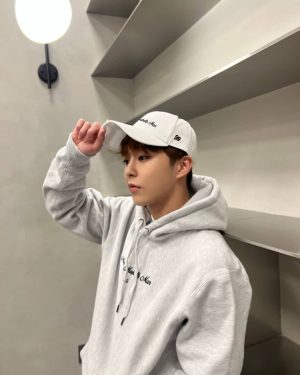 Xiumin Instagram - EXO-L 여러분~ >.<
제가 직접 고르고 디자인한 옷 어때요?

Happy Holidays!! 🎄🎄
.
.
link in Bio
#Xiumin_X_Represent #AD 
#weareoneexo #exo