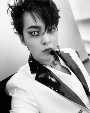 Xiumin Instagram - ON:XIUWEET TIME에 등장!!
행복하고 소중한 추억 만들어주셔서 감사합니다. MC 백현과 목소리출연해준 세훈이, 함께 무대를 채워준 오스피셔스!! 너무너무 고마워요

ON:XIUWEET TIME 끝!!!
사랑해요 EXO-L🌼🦋💙