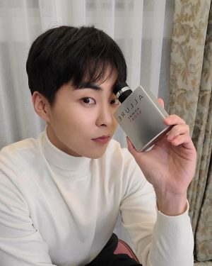 Xiumin Instagram - 안녕~ 너 참 오랜만이다!
다시 만났으니 앞으로도 잘부탁해>.<

#광고 #샤넬향수 #알뤼르옴므스포츠