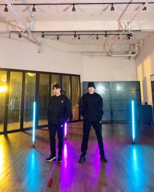 Xiumin Instagram - 오늘 전역하고 처음으로 춤영상을 찍었다!!
몸 굳지 말라고 며칠동안 트레이닝 시켜준 우리 오스피셔스 단장 재준이!! 덕분에 즐거웠어>.<
앞으로 있을 내 무대들 잘 부탁합니다
내가 정말 아끼는 오스피셔스 크루 동생님들🌙
