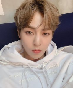 Xiumin Instagram - 조금 더 남겨봅니다. 잠시만 안녕~~🤗