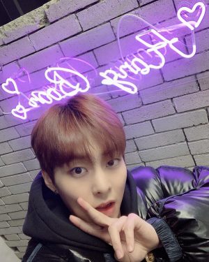 Xiumin Instagram - 저도 이제 샵이 생겼습니다🤗.
#HongBoon @hongboon2