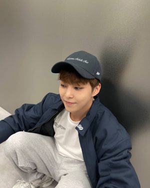 Xiumin Instagram - EXO-L 여러분~ >.<
제가 직접 고르고 디자인한 옷 어때요?

Happy Holidays!! 🎄🎄
.
.
link in Bio
#Xiumin_X_Represent #AD 
#weareoneexo #exo
