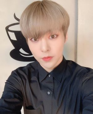 Xiumin Instagram - 조금 더 남겨봅니다.
잠시만 안녕~~🤗