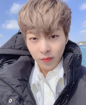 Xiumin Instagram - 조금 더 남겨봅니다.
잠시만 안녕~~🤗