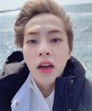 Xiumin Instagram - 조금 더 남겨봅니다.
잠시만 안녕~~🤗