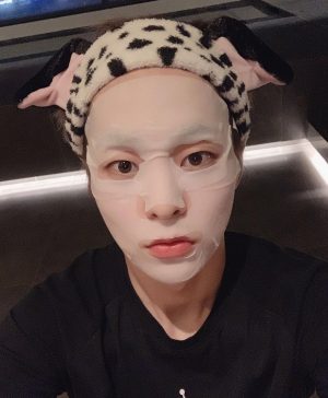 Xiumin Instagram - 조금 더 남겨봅니다.
잠시만 안녕~~🤗