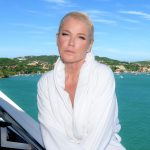 Xuxa Instagram - Entrevista completa na @carasbrasil dessa semana ❌❤️ 📸 @bladmeneghel Make @edduhmakeup Equipe X