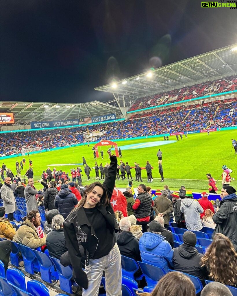 Yağmur Tanrisevsin Instagram - Tarihi bir güne tanıklık etmenin gurur ve mutluluğuyla … 🇹🇷❤️🤍 @millitakimlar #LiderTürkiye #BizimÇocuklar #Euro2024 Cardiff City Stadium