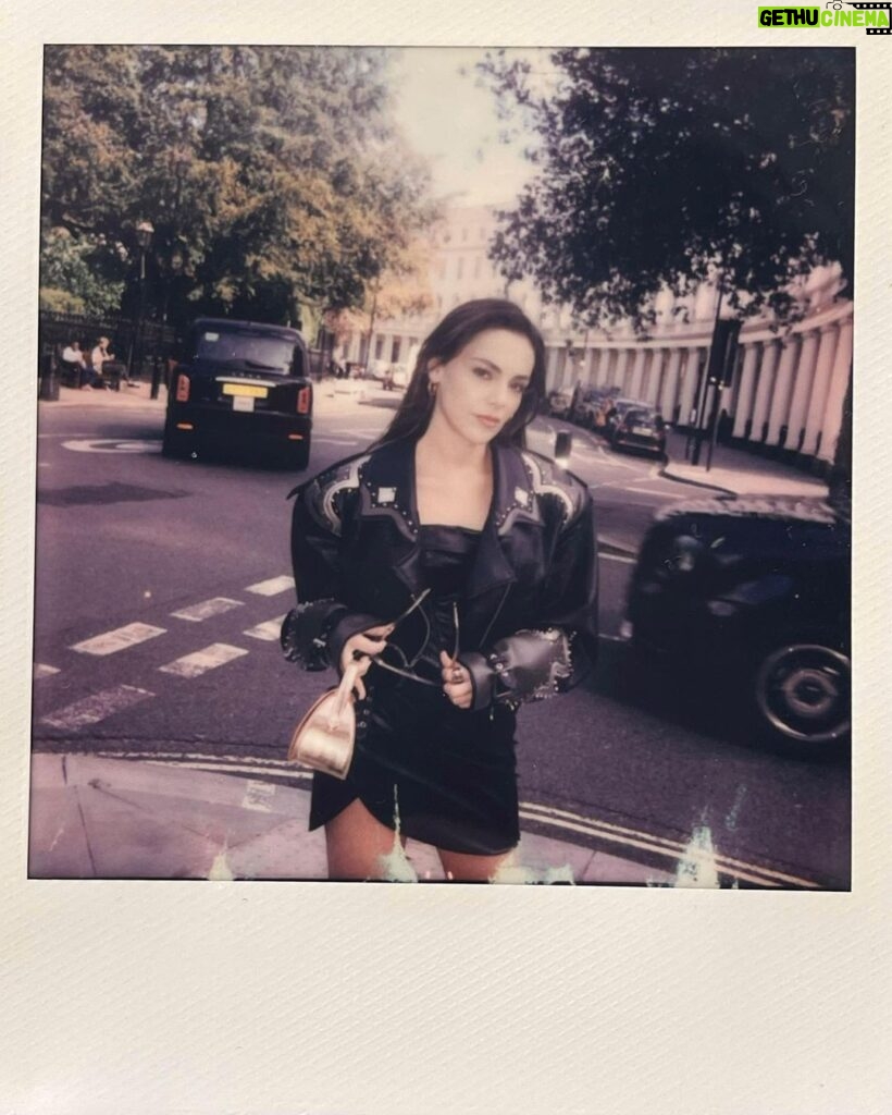 Yağmur Tanrisevsin Instagram - Londra 🤎 Photographer: @mrollieali Fashion Editor: @imbernadeta