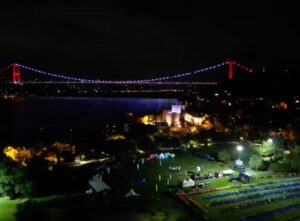 Yağmur Tanrisevsin Instagram - Tan yerinden sevgilerr ✌ güneşin doğuşuyla beraber dünyanın ilk kıtalararası triatlon yarışması olan Oral-B Challenge İstanbul Triatlonu’nun üçüncüsünü başlattım. Muazzam bir atmosferdi. Bildiğiniz gibi, yüzme, koşu ve bisiklet olmak üzere üç dalda yapılan triatlon; güç ve dayanıklılık gerektiren bir spor dalı.Oral-B sponsorluğuyla Triatlon da sporcuların kendi sınırlarını keşfetmelerini,zorlamalarını ve kendilerini geliştirmelerini sağlıyor son yıllarda triatlon sporunda büyük hamleler gerçekleştiren Türkiye bu dalda önemli bir organizasyona üçüncü kez ev sahipliği yapıyor. Bu başarılı organizasyonun bir parçası olduğum için çok mutluyum .💙🤍 #OralBileGücüneGüçKat @oralbtr @turkiyetriatlon @pgturkiye #işbirliği