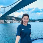 Yağmur Tanrisevsin Instagram - Tan yerinden sevgilerr ✌ güneşin doğuşuyla beraber dünyanın ilk kıtalararası triatlon yarışması olan Oral-B Challenge İstanbul Triatlonu’nun üçüncüsünü başlattım. Muazzam bir atmosferdi. Bildiğiniz gibi, yüzme, koşu ve bisiklet olmak üzere üç dalda yapılan triatlon; güç ve dayanıklılık gerektiren bir spor dalı.Oral-B sponsorluğuyla Triatlon da sporcuların kendi sınırlarını keşfetmelerini,zorlamalarını ve kendilerini geliştirmelerini sağlıyor son yıllarda triatlon sporunda büyük hamleler gerçekleştiren Türkiye bu dalda önemli bir organizasyona üçüncü kez ev sahipliği yapıyor. Bu başarılı organizasyonun bir parçası olduğum için çok mutluyum .💙🤍 #OralBileGücüneGüçKat @oralbtr @turkiyetriatlon @pgturkiye #işbirliği