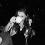 Yağmur Tanrisevsin Instagram – Kahve sevenler ve mutlu olunca gözleri çizgi olanlar serisi 🖤