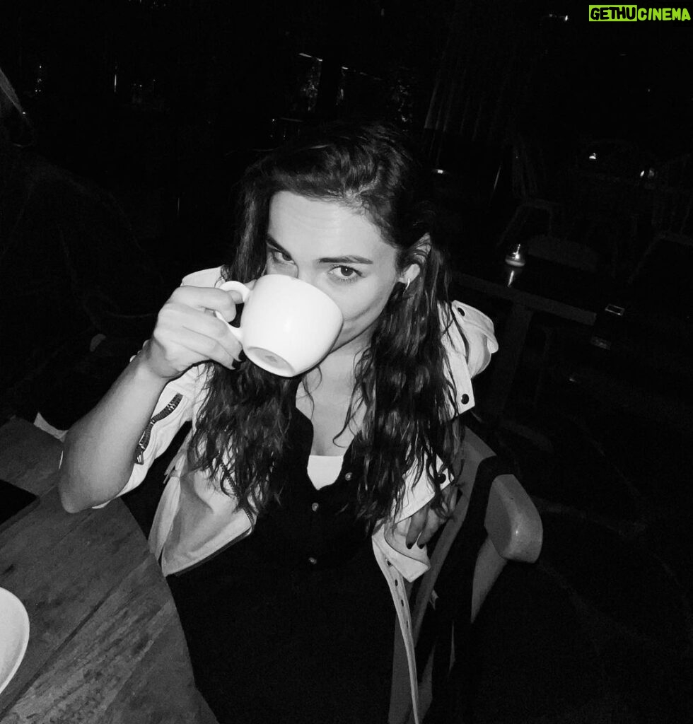 Yağmur Tanrisevsin Instagram - Kahve sevenler ve mutlu olunca gözleri çizgi olanlar serisi 🖤